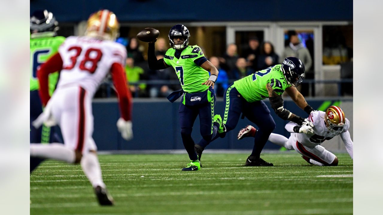 Seahawks WR Tyler Lockett to have hand surgery, hopes to return - ESPN