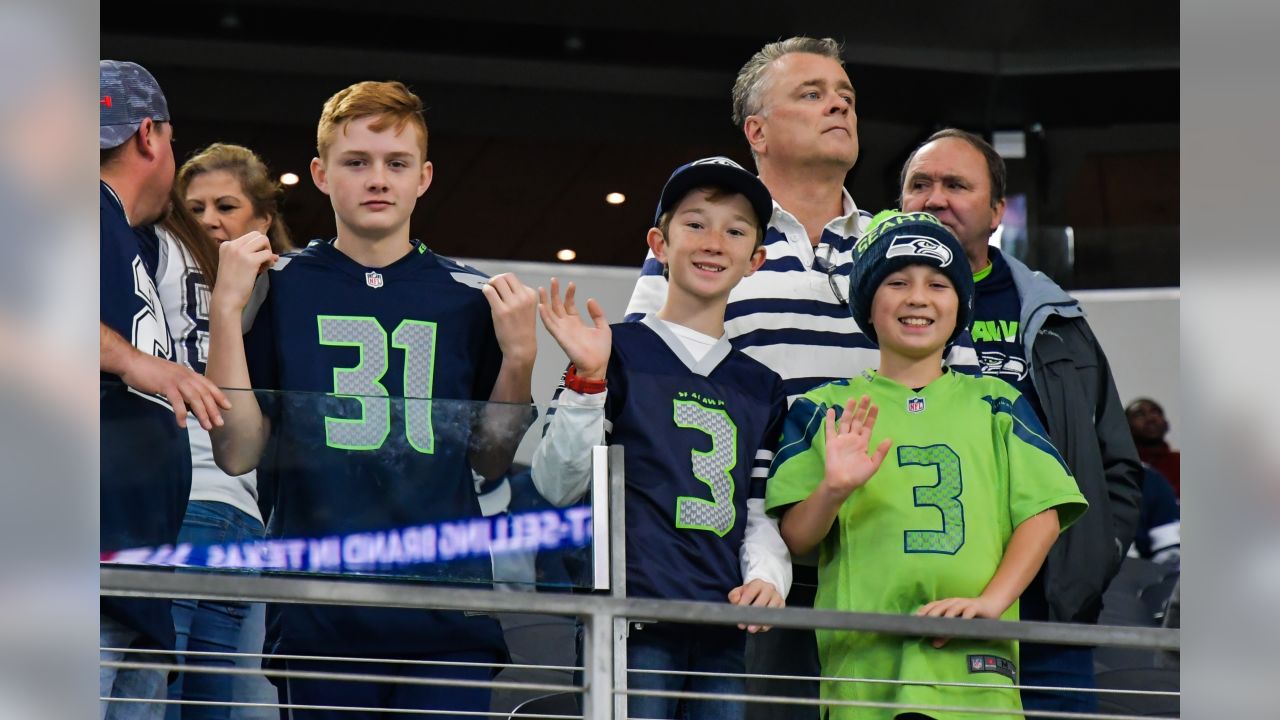 Dallas Cowboys give Christmas gift to Seahawks, lose 21-12