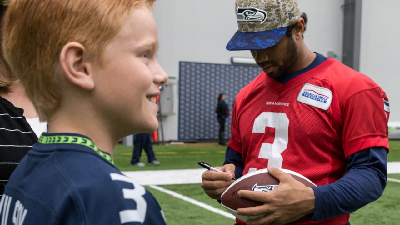 dangerusswilson joins Steve Largent and Trent Dilfer as the third Seahawks  recipient of the Bart Starr Award! 