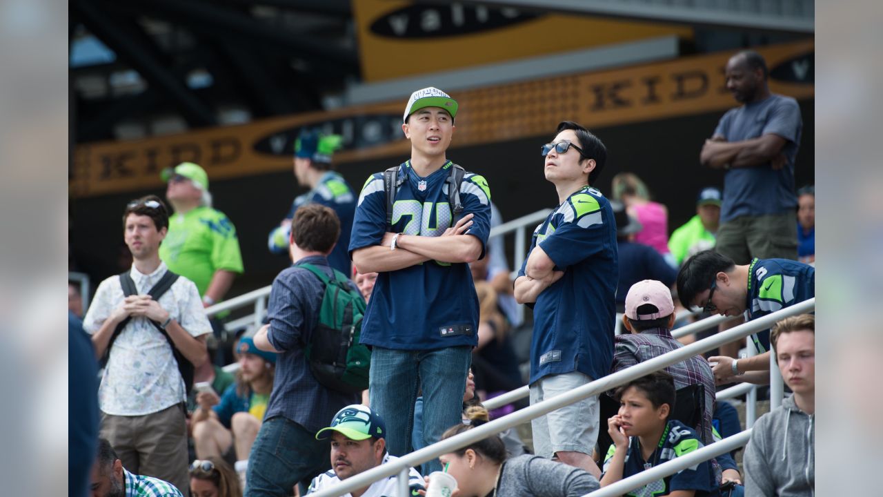 Fans line up for single-game Seahawks ticket sale