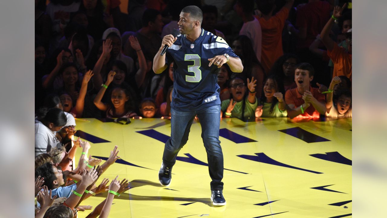 SpongeBob, slime and … Russell Wilson. Nickelodeon's circle grows into  football and golf. - Sports Illustrated