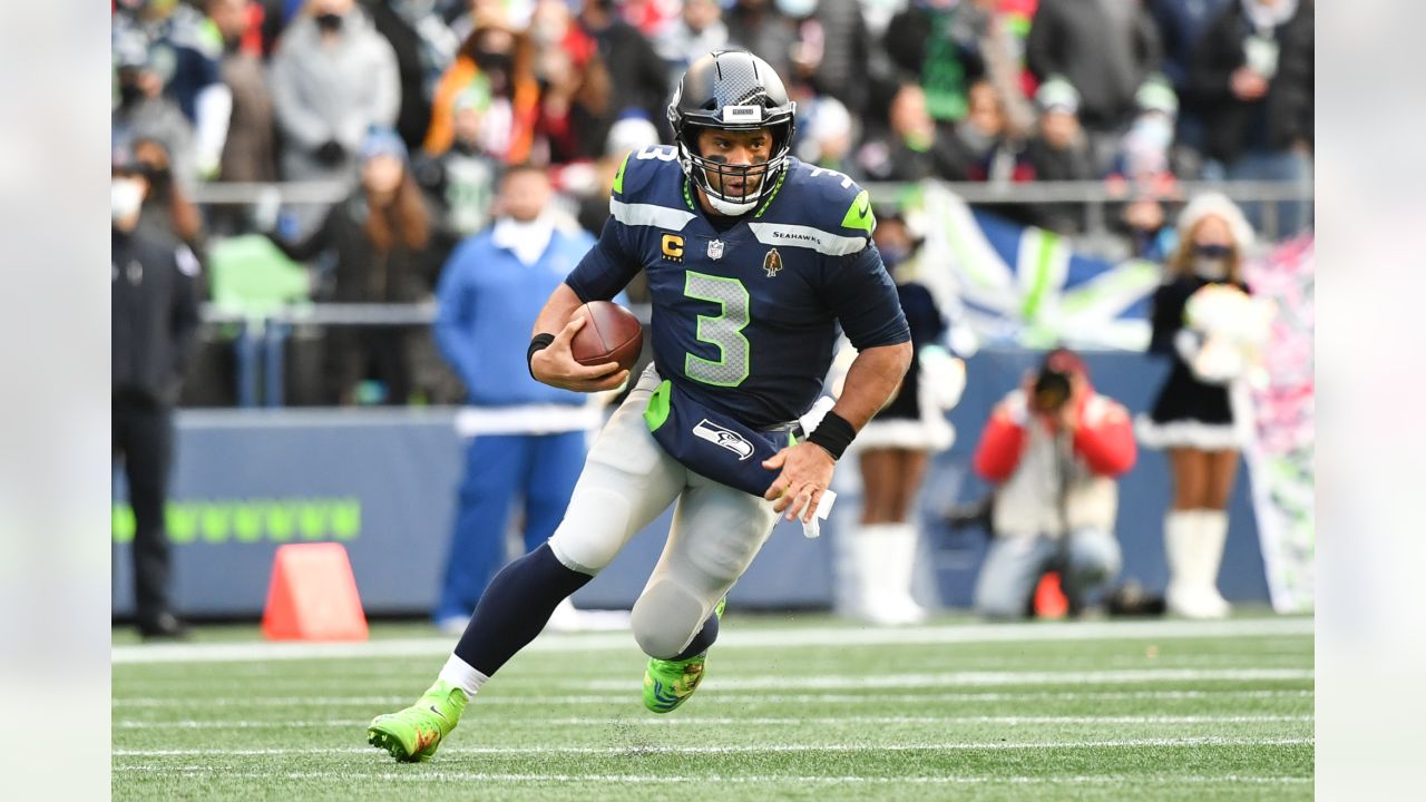 Seattle Seahawks vs. San Francisco 49ers. NFL Game. American Football  League match. Silhouette of professional player celebrate touch down.  Screen in Stock Photo - Alamy