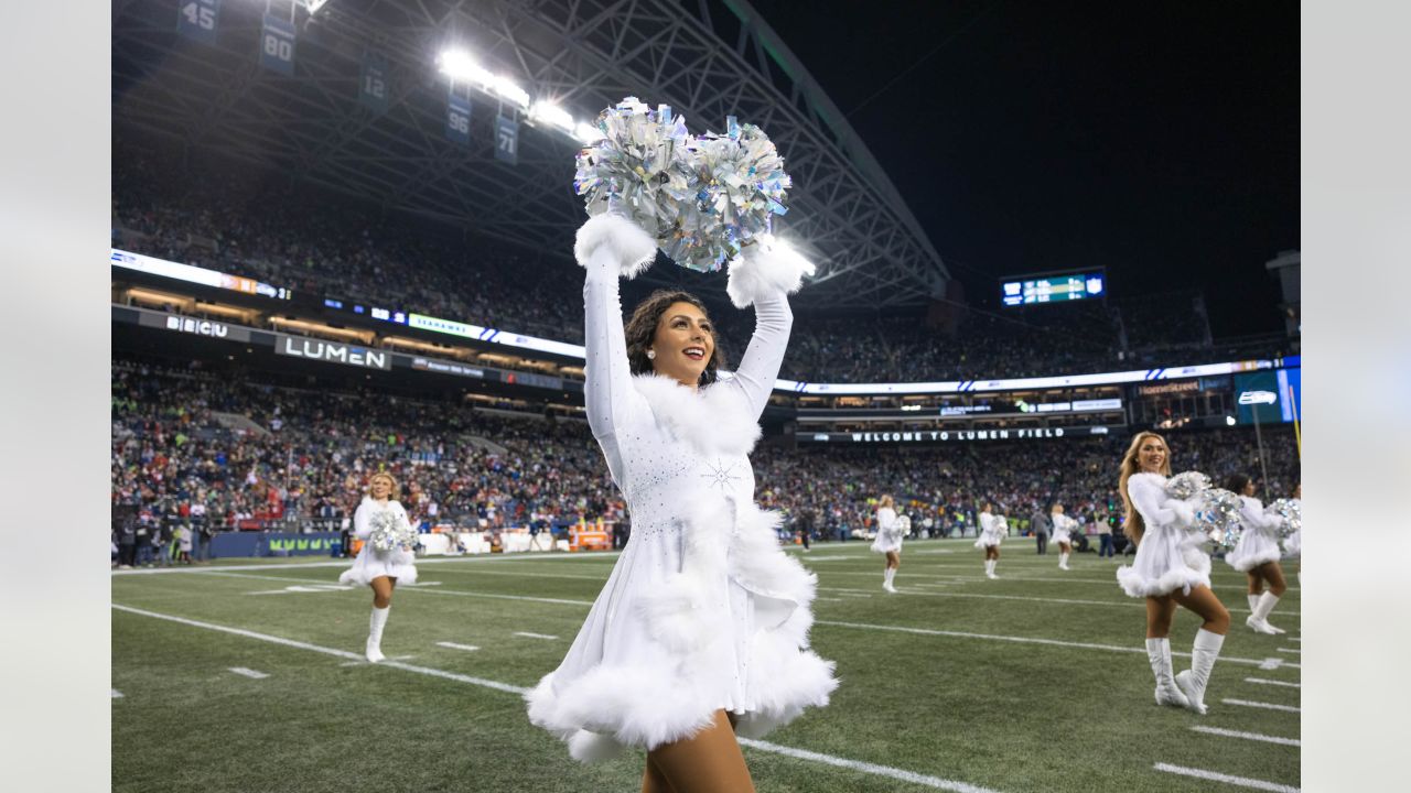 Photos: NFL cheerleaders, fans and mascots in 2021 season