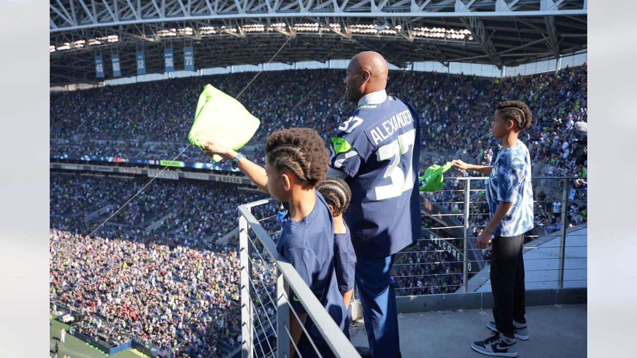 ESPN on X: Yesterday the @Seahawks revealed their Super Bowl ring. The  stats: 12 gemstones, 12 engraved feathers, 12 flags.   / X