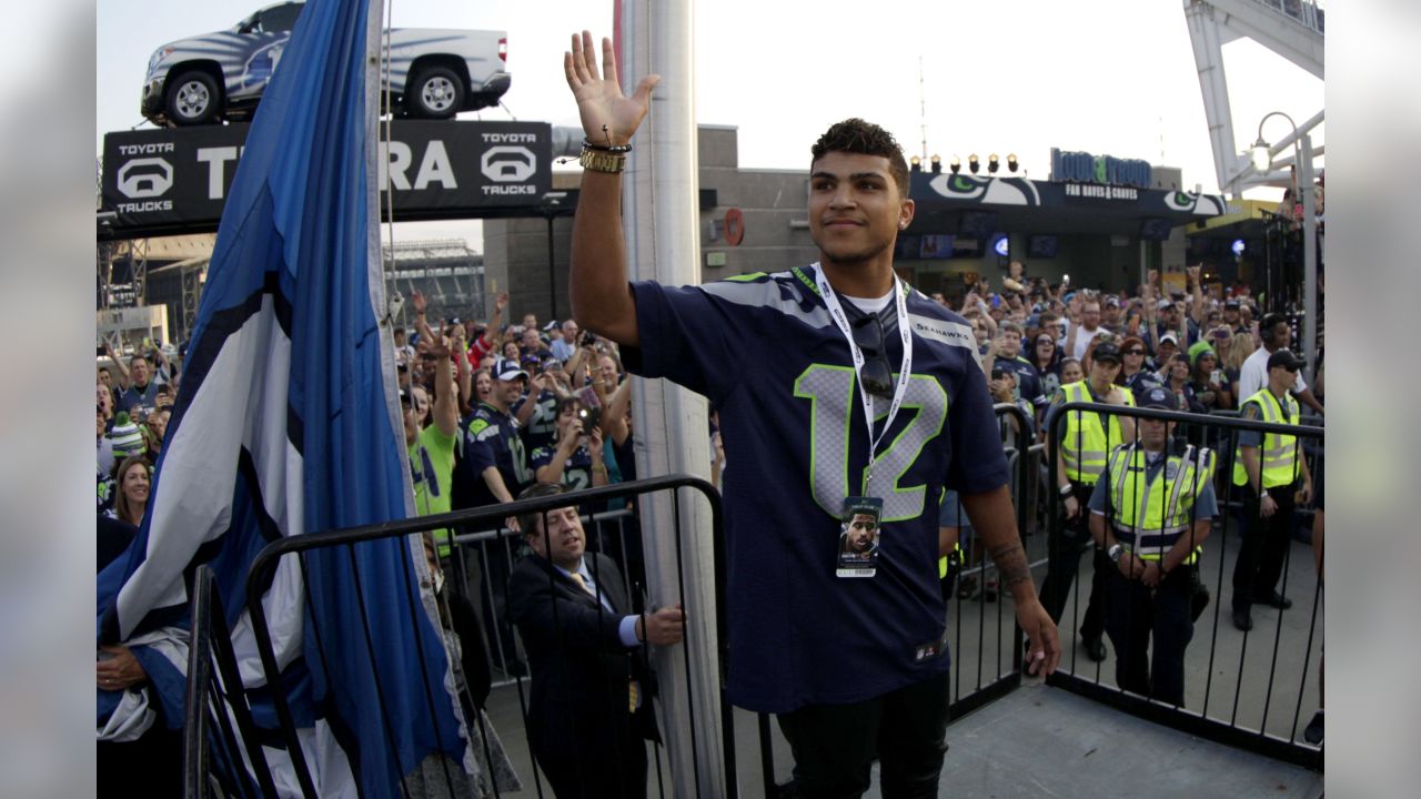 Yedlin honored at Seahawks game, raises 12 Flag in pregame ritual