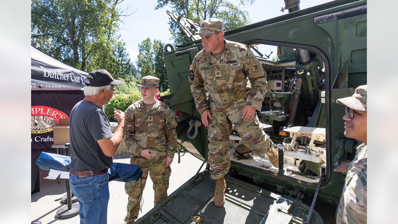 DVIDS - Images - Seahawks Invite Pacific Northwest Military Members to  Training Camp [Image 5 of 7]