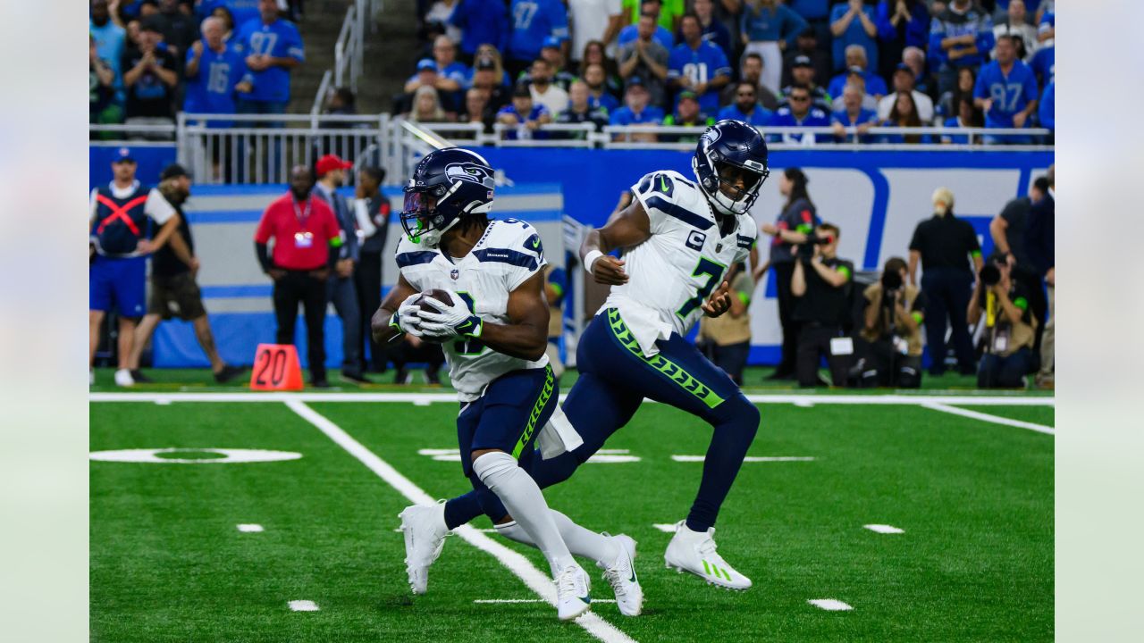 Seahawks RB Ken Walker III named NFC Offensive Player of the Week