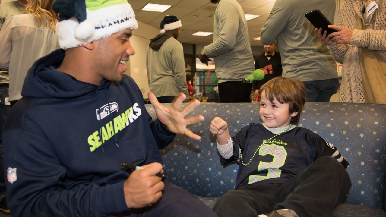 dangerusswilson joins Steve Largent and Trent Dilfer as the third Seahawks  recipient of the Bart Starr Award! 