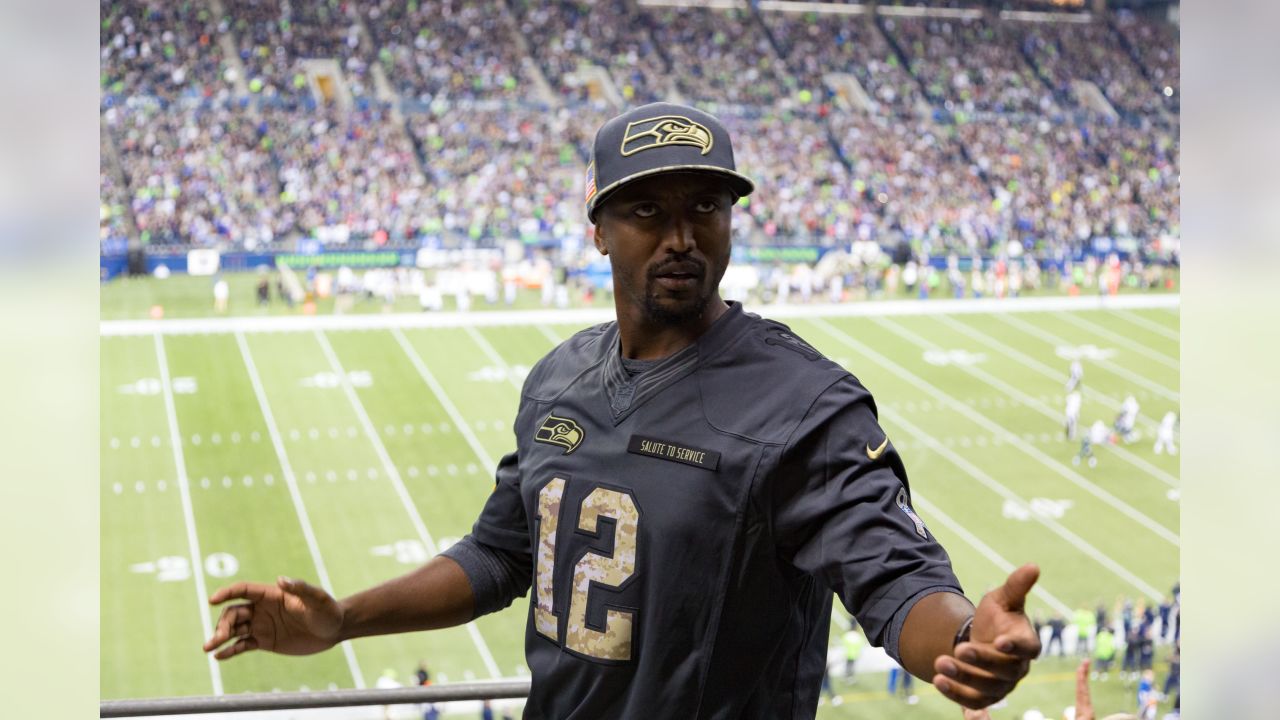 Russell Wilson's Suit For Monday Night Football Is Shiny