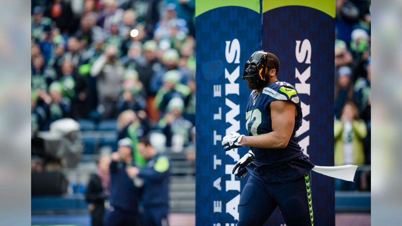 Michael Bennett tutors Seahawks defense Zach Charbonnet back