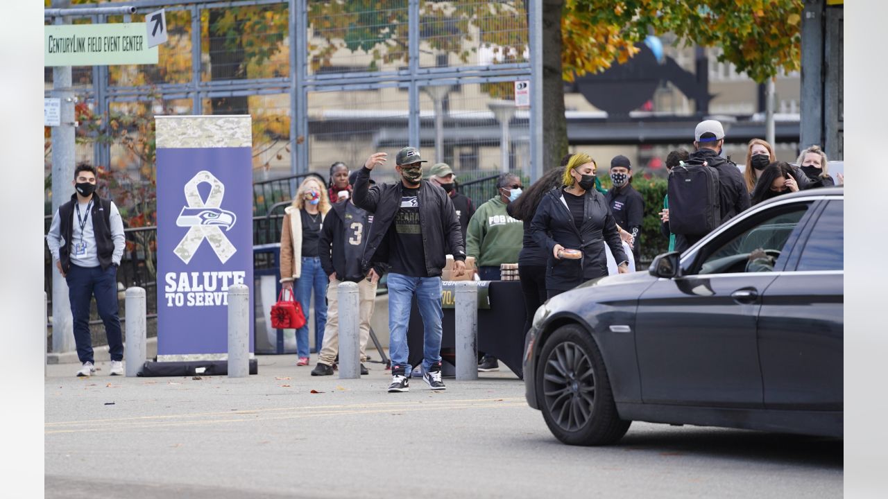 Seattle Seahawks share Lombardi Trophy with military fans > 446th Airlift  Wing > News