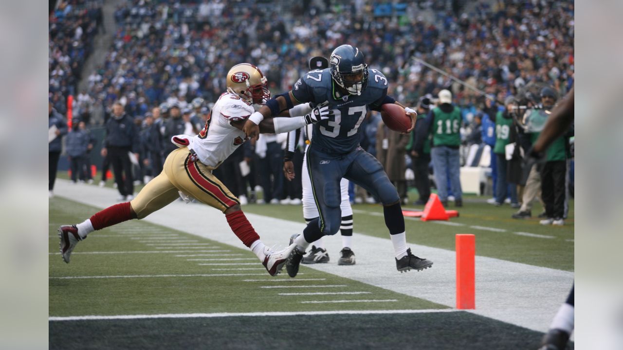 Shaun Alexander will enter Seahawks Ring of Honor on October 16