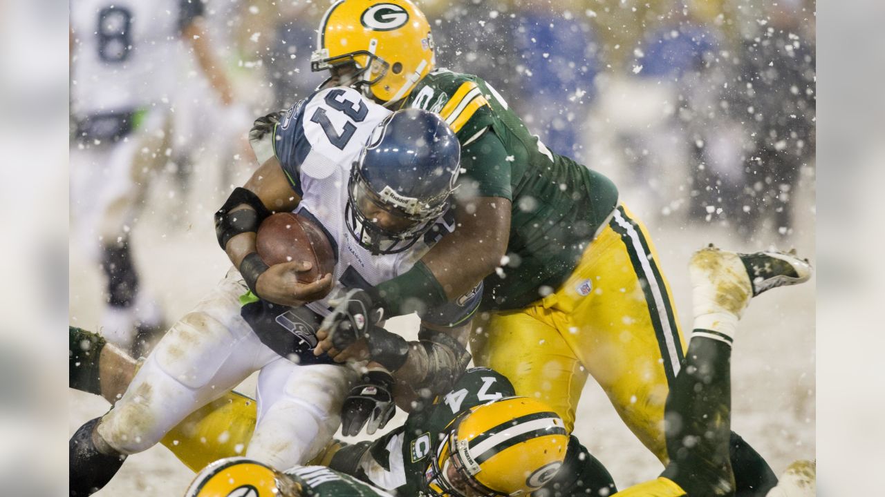 Marshawn Lynch pops into Packers locker room for jersey exchange with Aaron  Rodgers