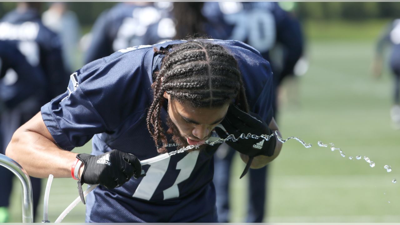 Ongoing saga of Seattle Seahawks running back Eddie Lacy's garage sale