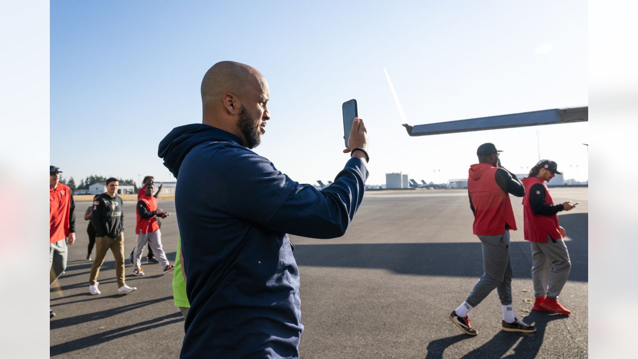 Seahawks, Falcons players visit JBLM, Article