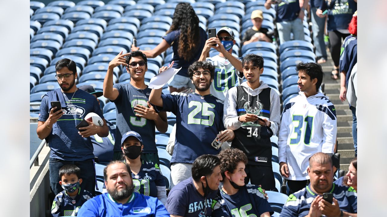 Video: Poona Ford scores fumble return touchdown in Seahawks mock game -  Field Gulls