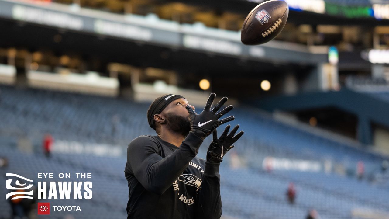 WATCH: Seahawks perform shirtless warmup in frigid temperatures ahead of  game against Chiefs 