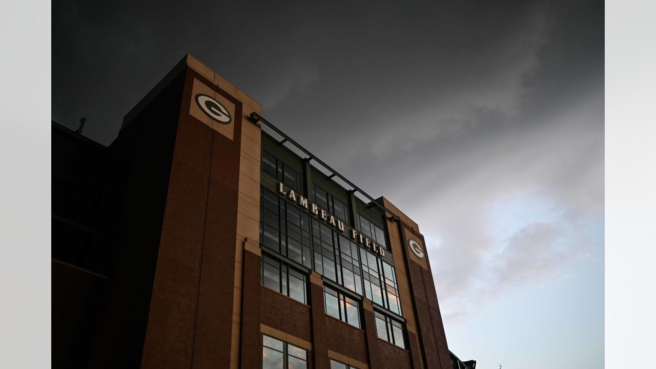 Behind the scenes: Packers take 2022 team photo inside Lambeau Field