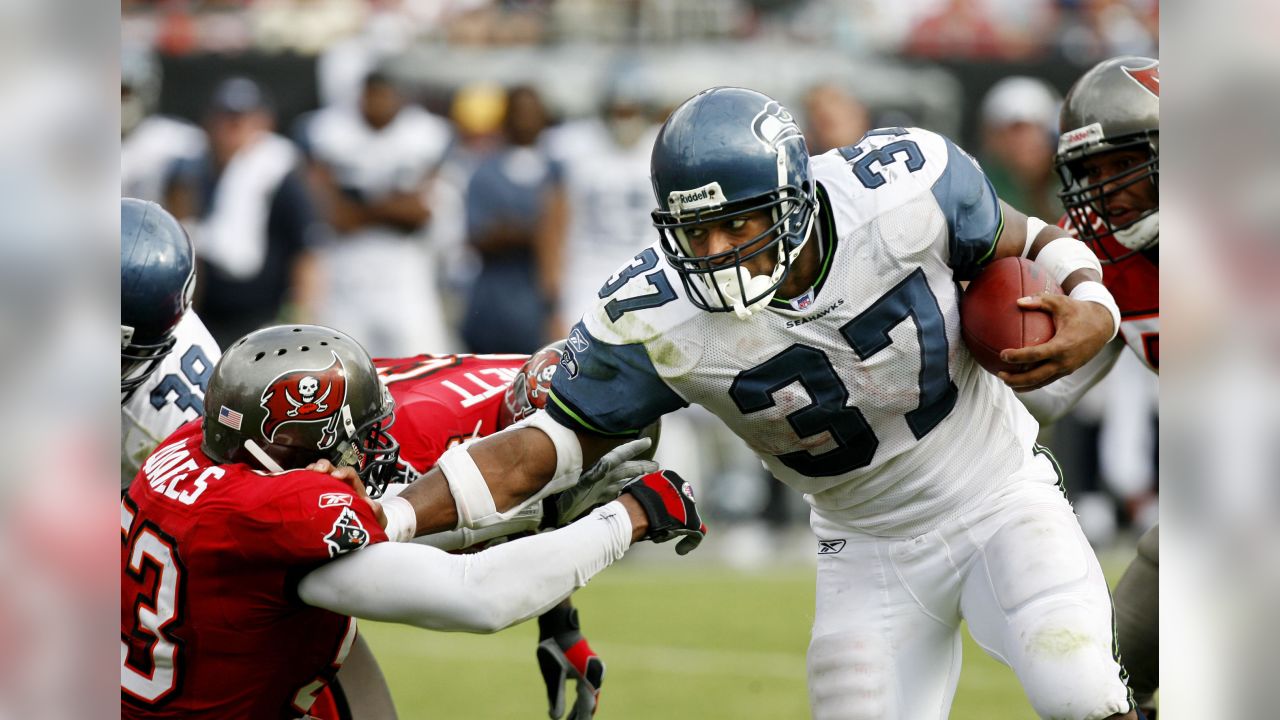 Shaun Alexander, Seattle Seahawks Editorial Stock Image - Image of ball,  game: 73961059