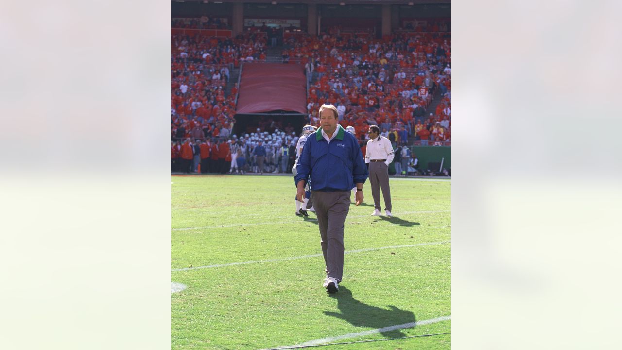 Legendary Seahawks coach Mike Holmgren joins Ring of Honor