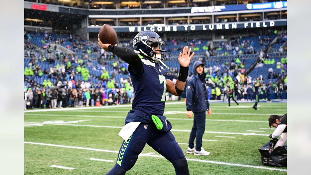 Seattle Seahawks quarterback Geno Smith warms up wearing a t-shirt with a  message for Buffalo Bills safety Damar Hamlin before an NFL football game  Los Angeles Rams Sunday, Jan. 8, 2023, in