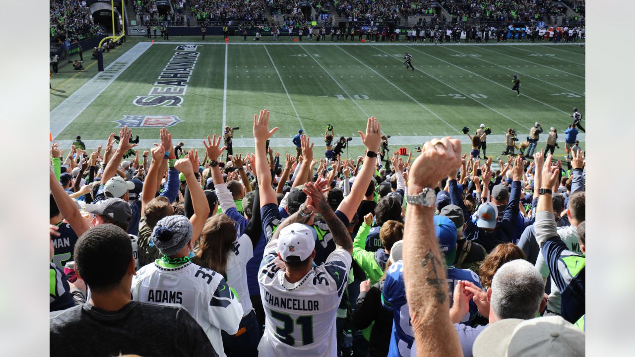 Video: Seahawks fans pay tribute to Bobby Wagner - Field Gulls