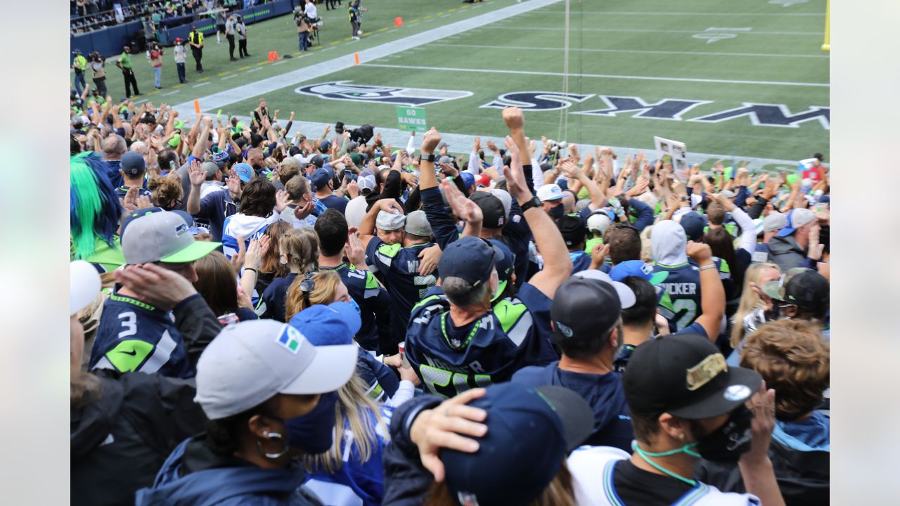 Video: Seahawks fans pay tribute to Bobby Wagner - Field Gulls