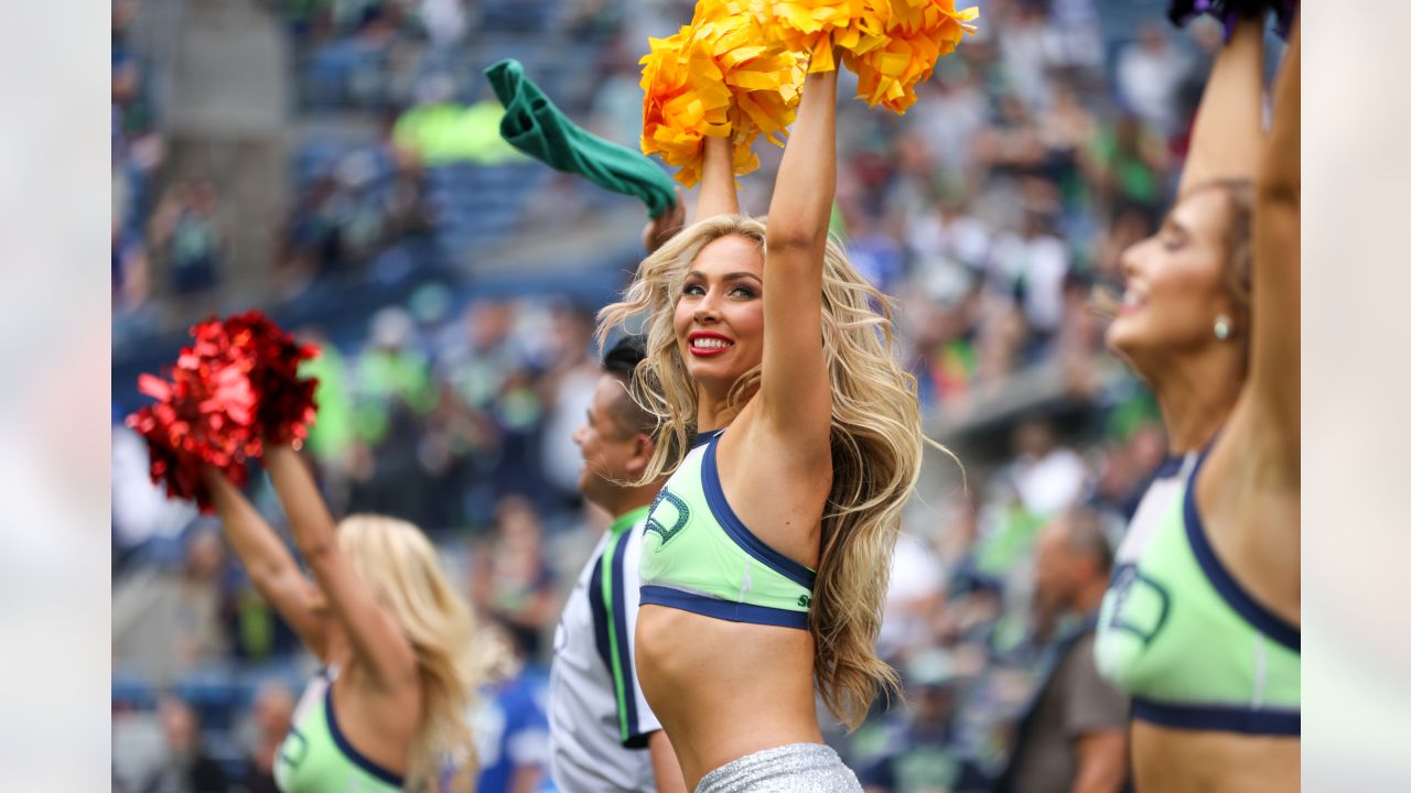 Seattle Seahawks Cheerleaders entertained the corwd against the Chicago  Bears.