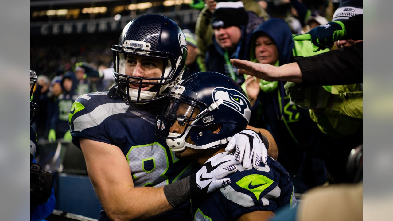 Seahawks re-sign tight end Luke Willson, bringing back his flowing