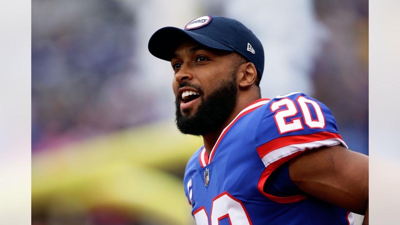 New York Giants safety Julian Love (20) defends against the