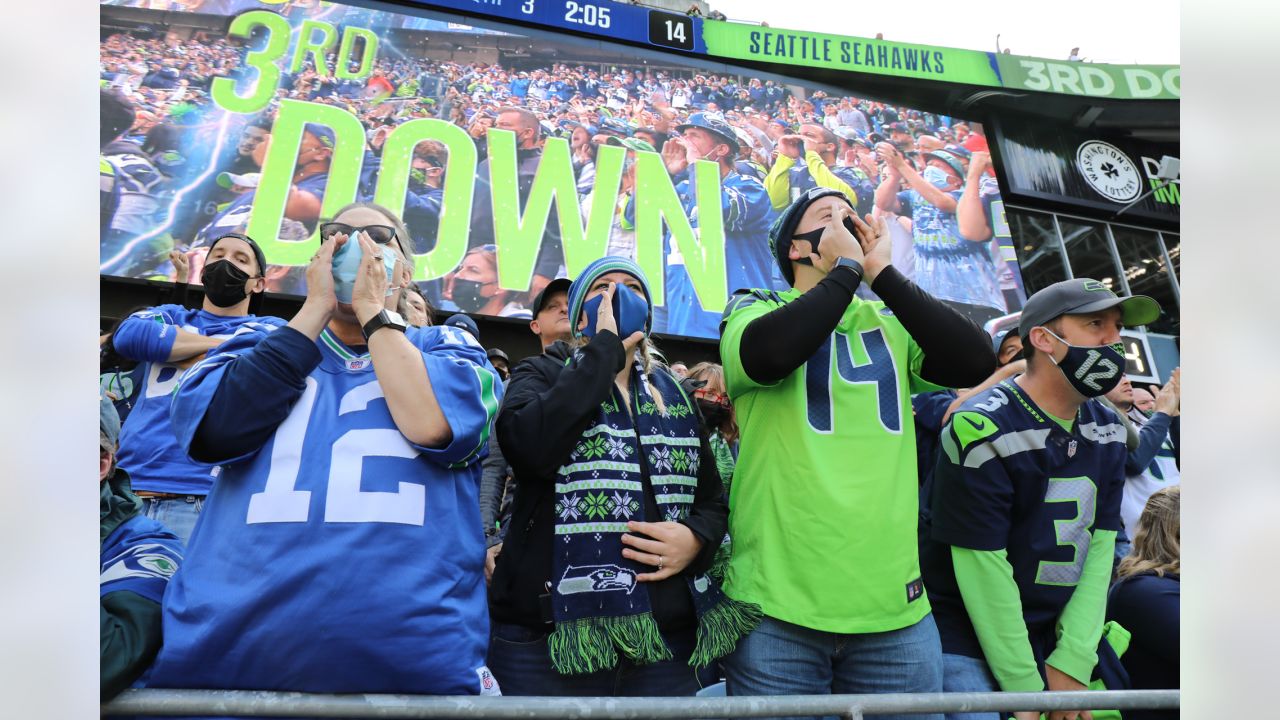 Seahawks fans fill Lumen Field amid COVID-19 vaccine and mask