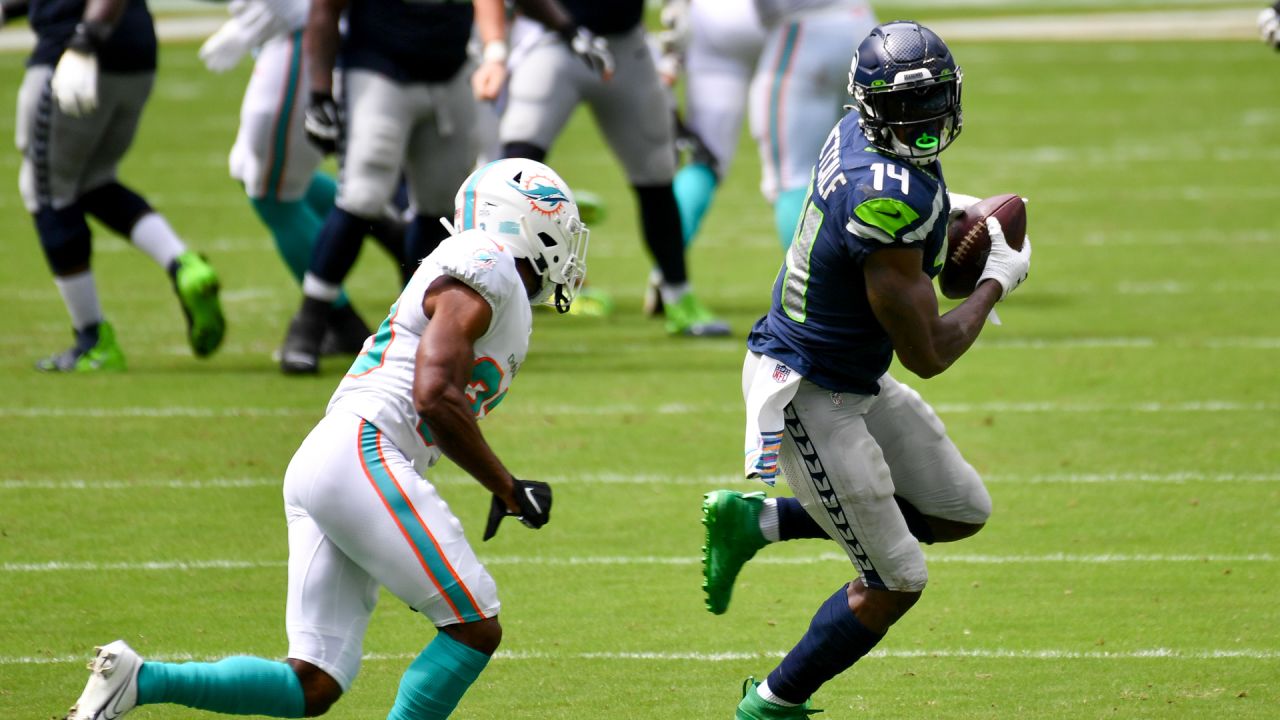 Seahawks RB Chris Carson Shows He's “A Stud Football Player” In Win Over  Dolphins