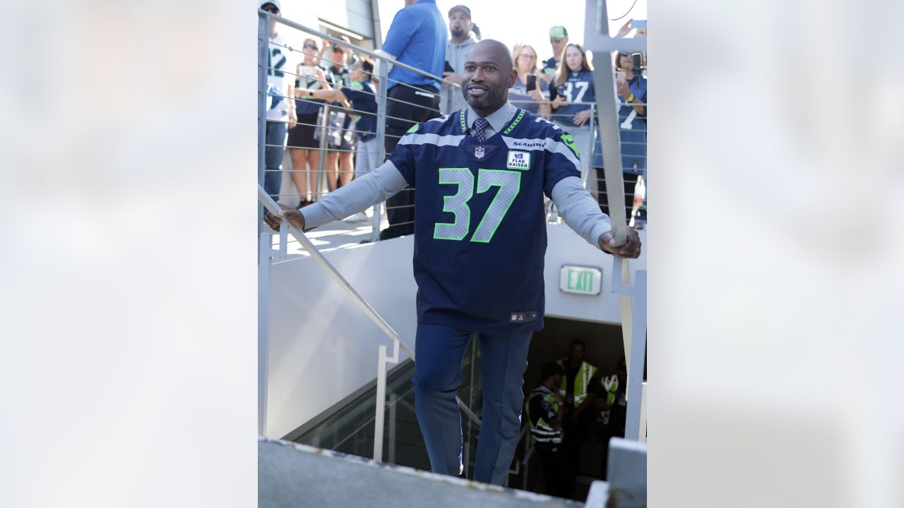 Seahawks legend Shaun Alexander to raise the 12th Man Flag