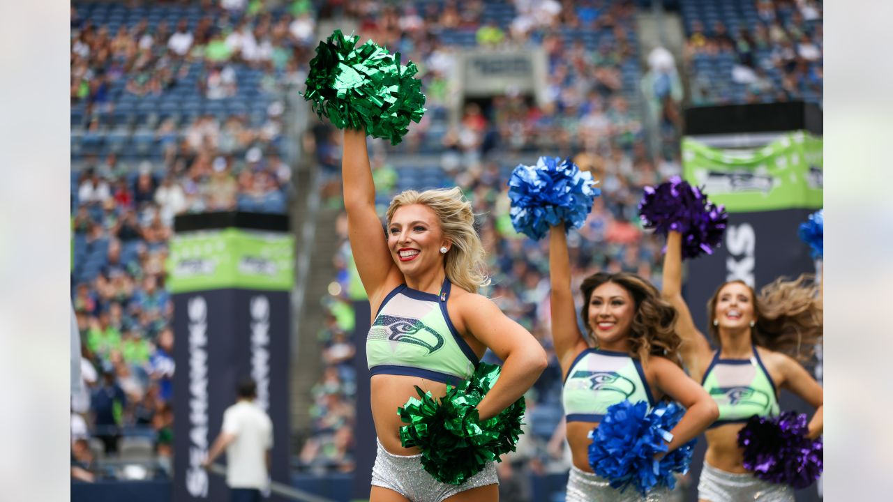 Seattle Seahawks Cheerleaders entertained the corwd against the Chicago  Bears.