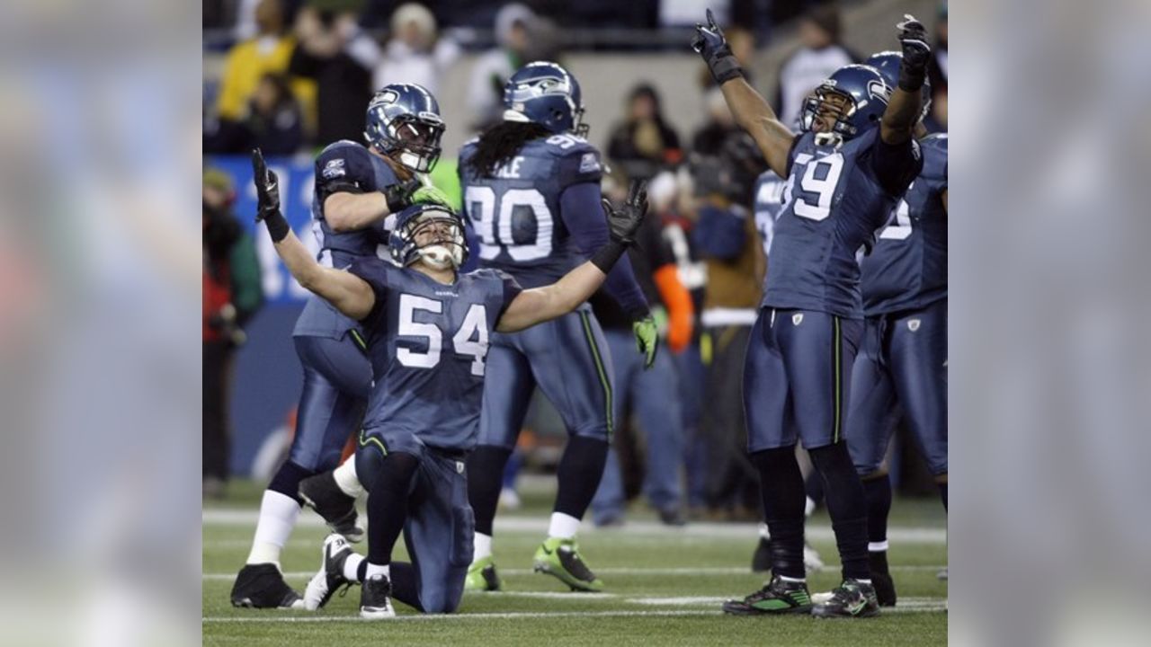 Seattle Seahawks' quarterback Charlie Whitehurst (L) watches a pass  completion to running back Justin Forsett against the St. Louis Rams in the  first quarter of the NFL's Western Division Championship game on