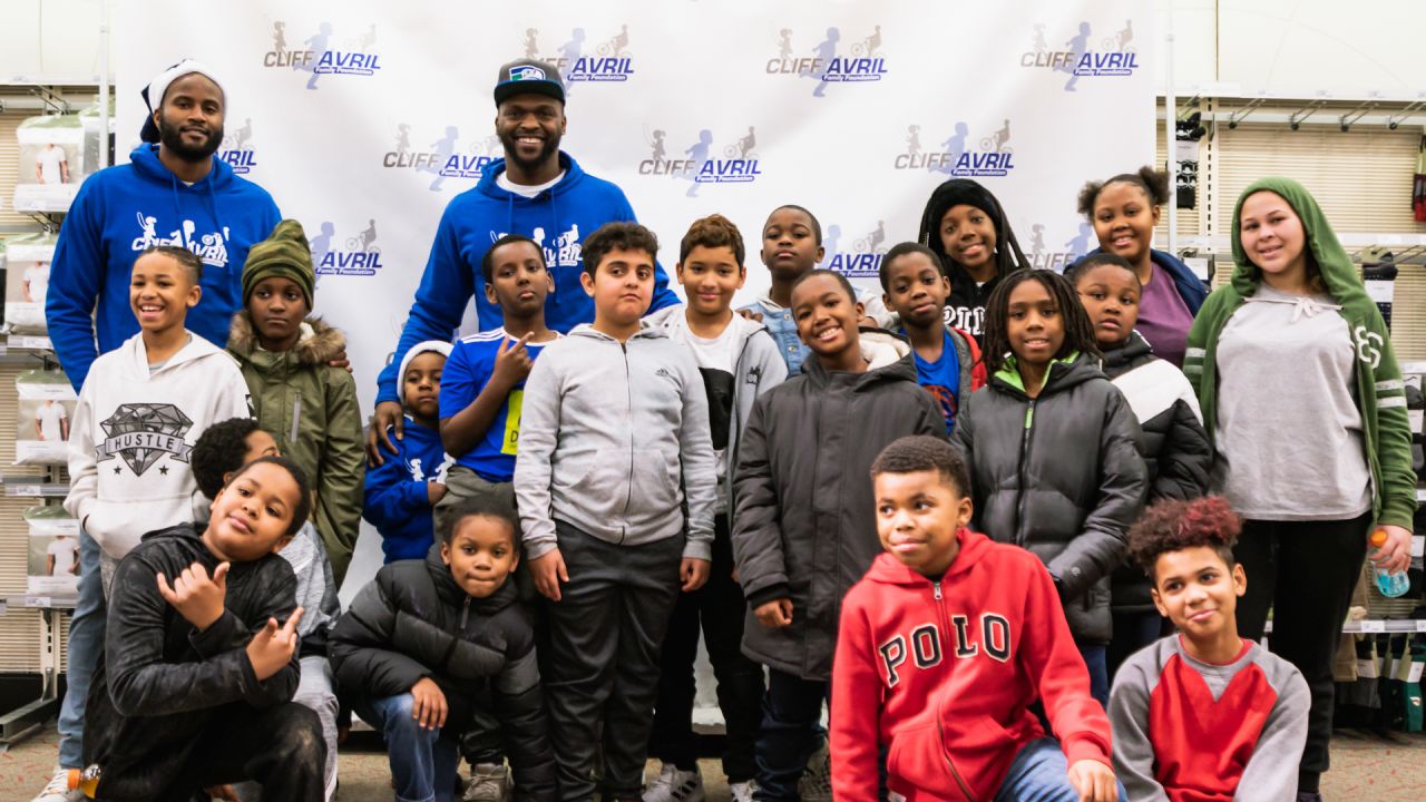 Seahawks Legend Cliff Avril hosts inaugural Youth Football in Pacific  Northwest – Channel A TV Official Website