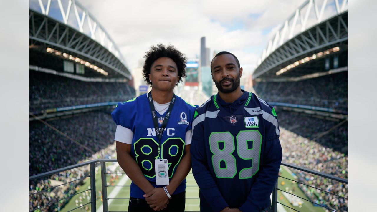 PHOTOS: Ross Mathews Raises The 12 Flag Before Seahawks Take On The Vikings