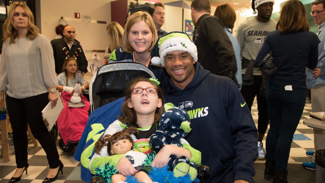 dangerusswilson joins Steve Largent and Trent Dilfer as the third Seahawks  recipient of the Bart Starr Award! 