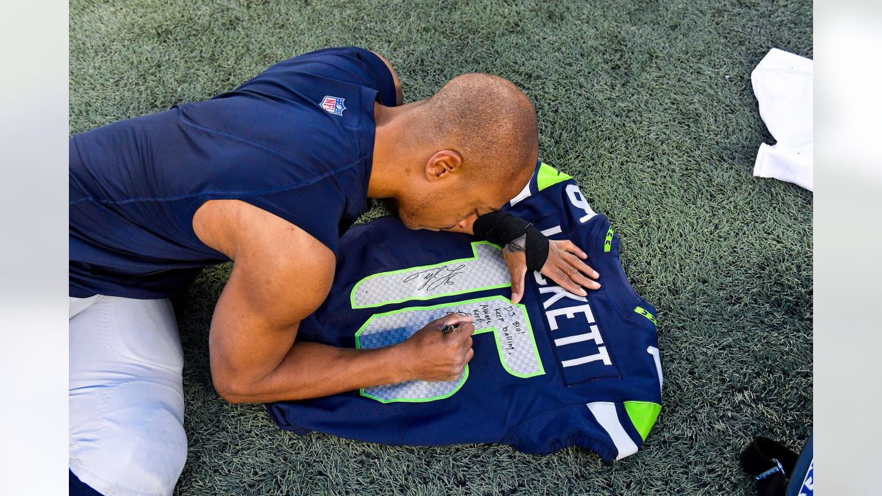 Seattle Seahawks tight end Tyler Mabry during warmups before an NFL  football mock game, Wednesday, Aug. 26, 2020, in Seattle. (AP Photo/Ted S.  Warren Stock Photo - Alamy