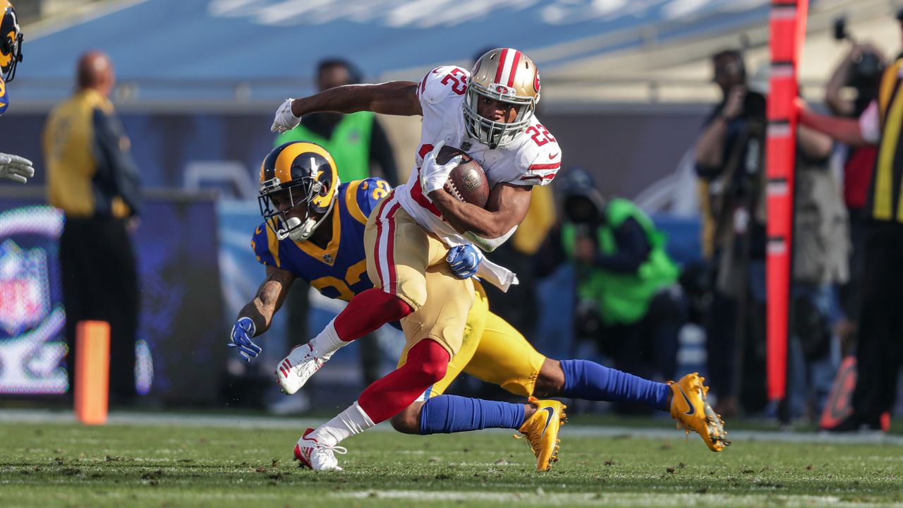 49ers running back Carlos Hyde (28) in the first half during NFL