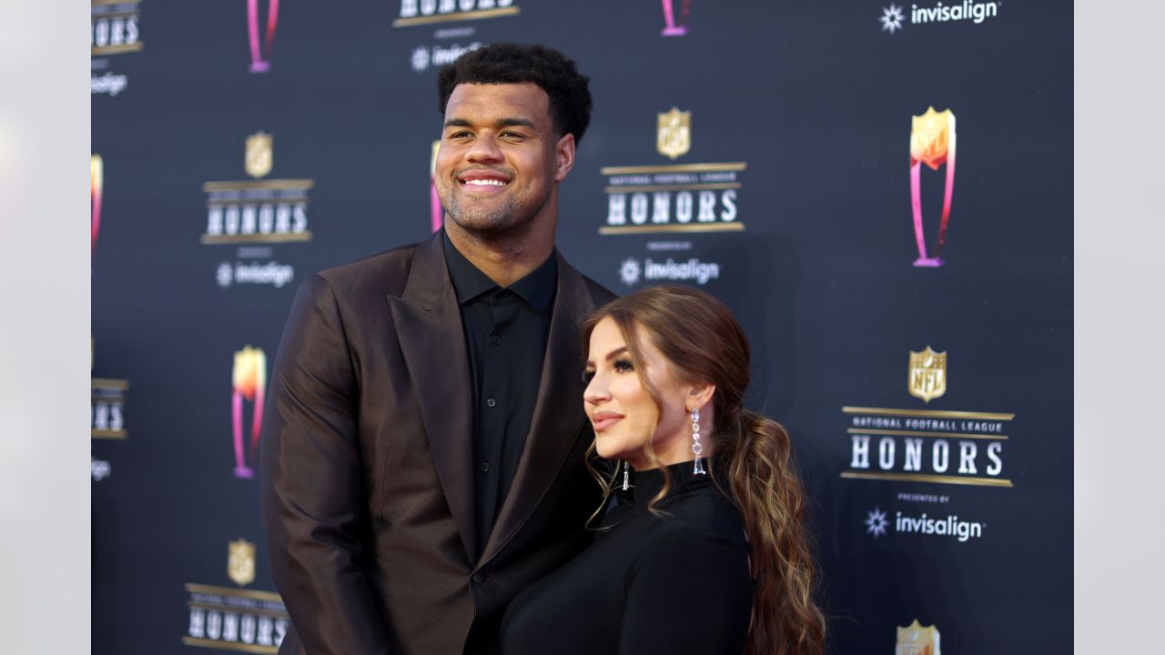 Seahawks QB Russell Wilson takes the red carpet at 2022 NFL Honors