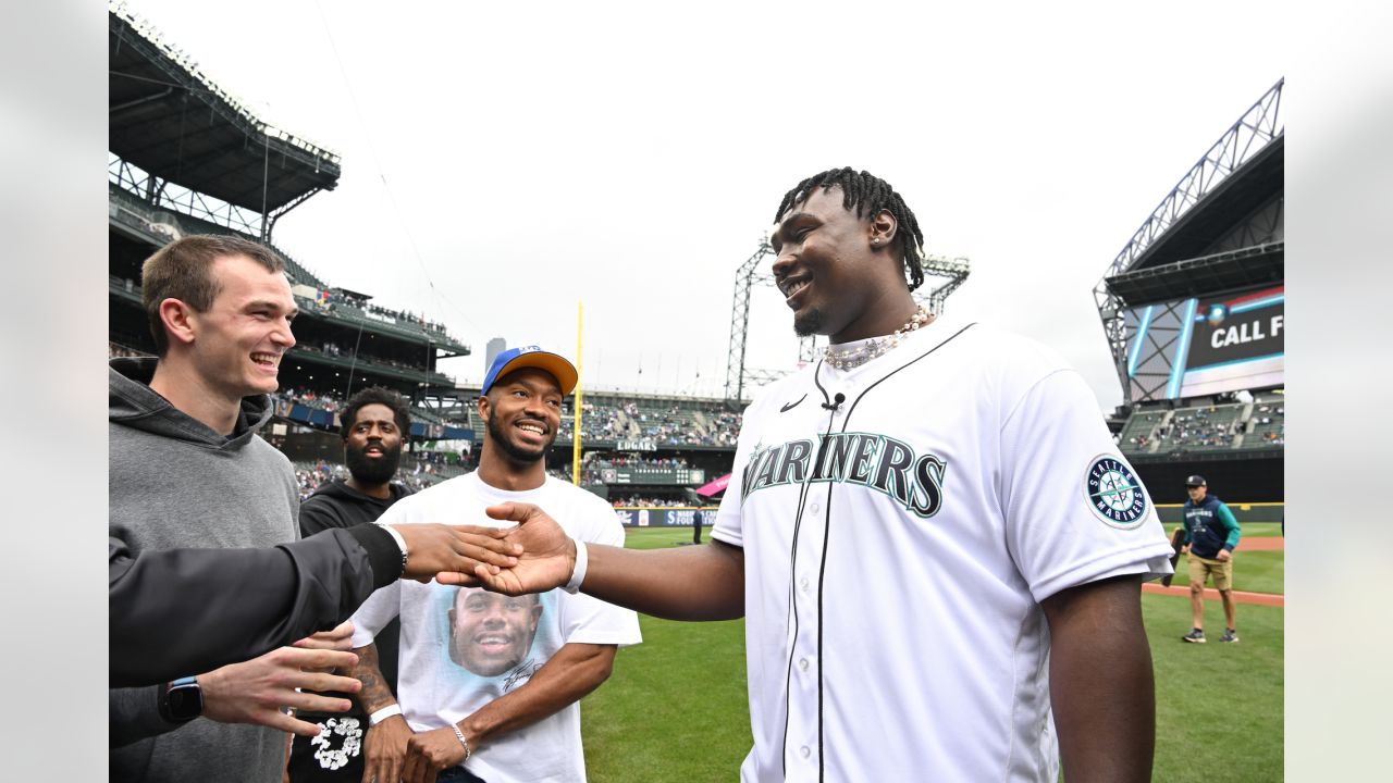 Mariners superfans throw out first pitch