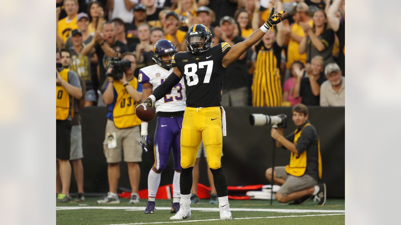 Friendly Confines Noah Fant Signed Iowa Hawkeyes Jersey (Beckett Holo) Seattle Seahawks Tight End