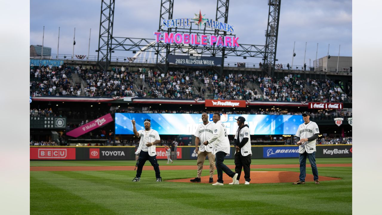 Who threw out the first pitch on Mariners Opening Day?