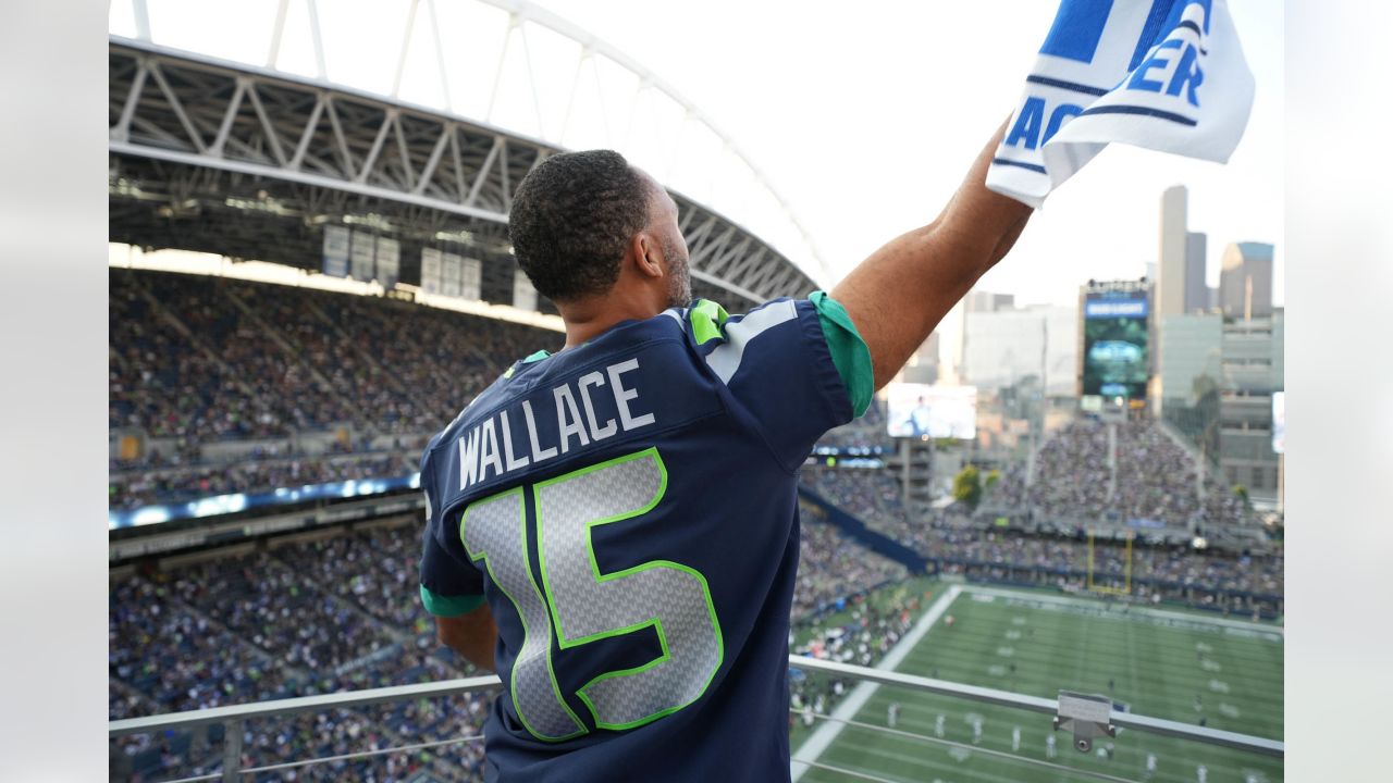 Former Seahawks QB Seneca Wallace to raise the 12 flag