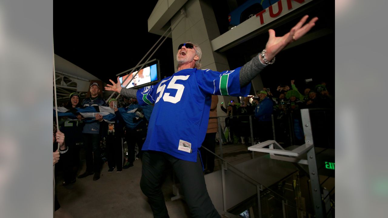 Former Seahawk Brian Bosworth to raise 12 Flag vs. 49ers in Week 17