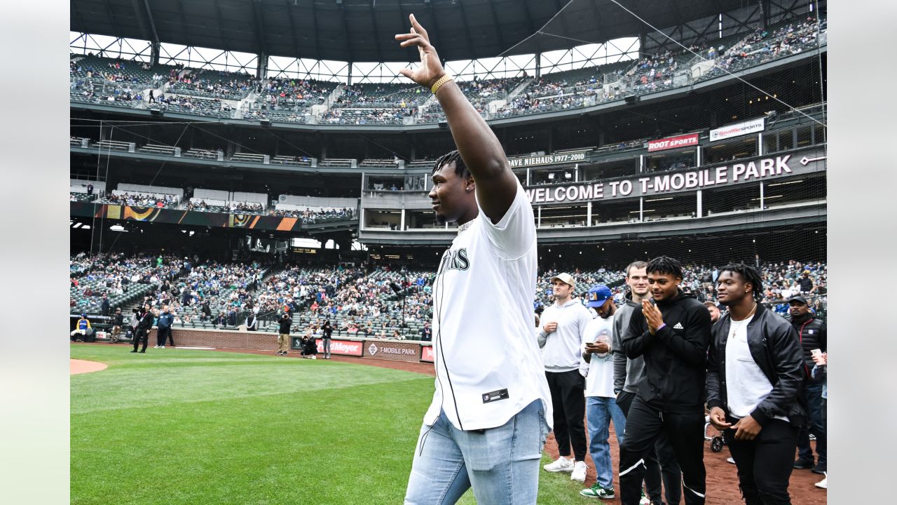 Mariners superfans throw out first pitch