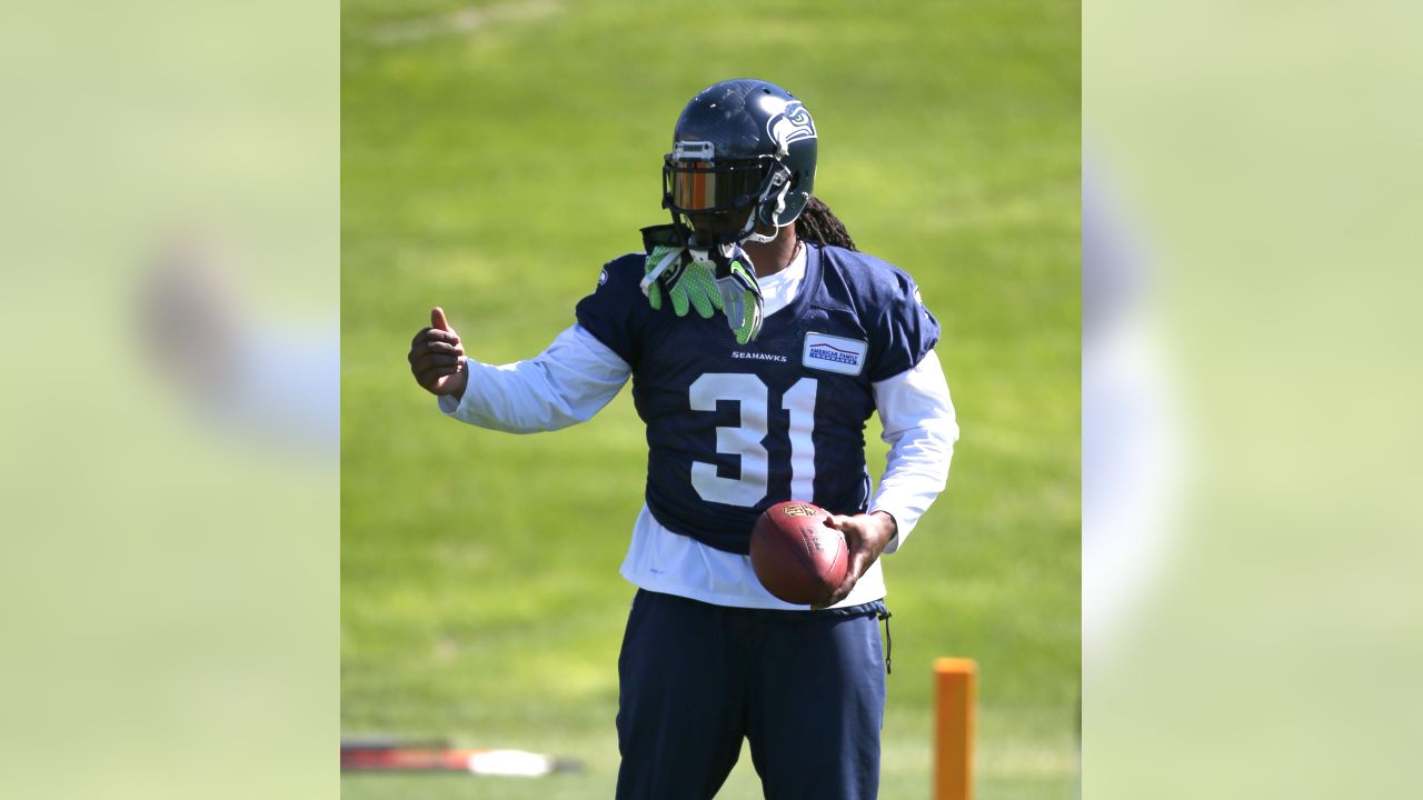 Marshawn Lynch sports Kam Chancellor's jersey at practice