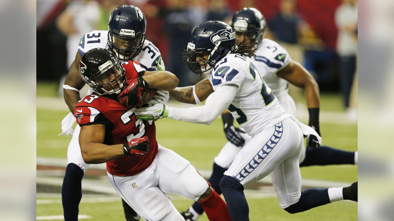 Atlanta Falcons' Michael Turner (33) runs away from Seattle Seahawks' K.J.  Wright (50) during the first