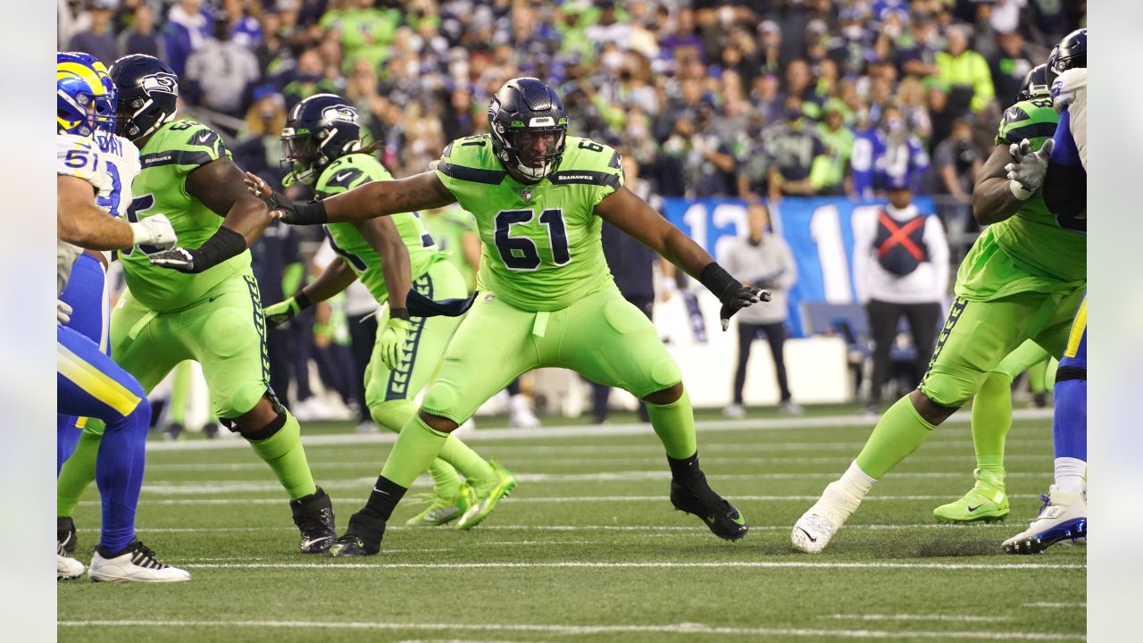 Seahawks lose Russell Wilson, lose another home game to Rams 26-17 - Field  Gulls